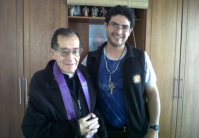 El padre Milton Paredes, actual sacerdote de la Obra de la Unidad, formado desde el 2001 por el padre Juan en el seminario san Juan Crisóstomo