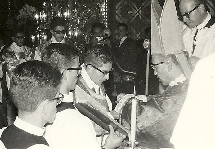 1966. A sus 27 años, recibe la Ordenación Sacerdotal en la Orden Redentorista