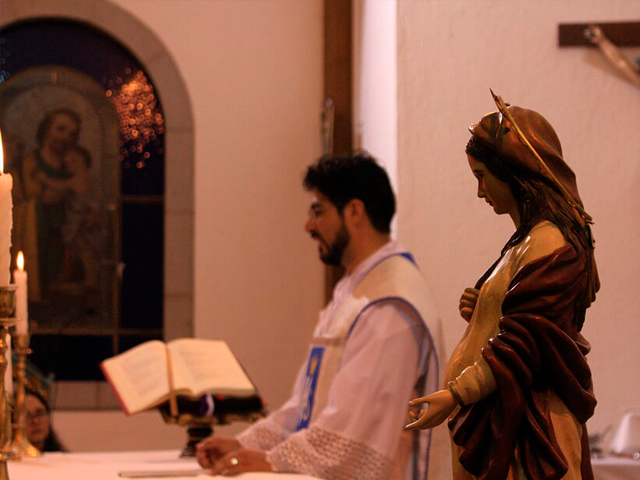 El Padre Milton Paredes celebra la Homilía ante la mirada dulce de la Virgen María, Madre de la Dulce Espera. Crédito: OMMRU.