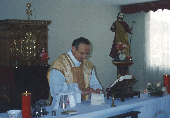 1995, Padre Alberto decide ofrendar su vida de manera definitiva a nuestra Obra, asumiéndola radicalmente con todo lo que en ese entonces implicaba.