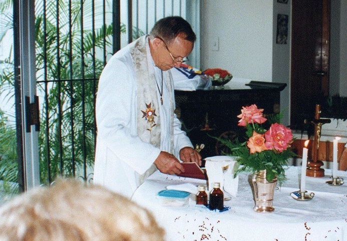 Quito, 3 de febrero de 1997, luego de dos semanas de padecer los terribles dolores e incomodidades de la enfermedad de la leucemia, este santo sacerdote, siervo de Dios, es llevado por el mismo Señor Jesús al Cielo